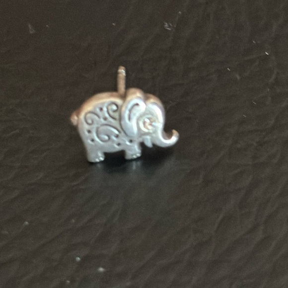 Cute elephant stud earrings - Picture 7 of 11